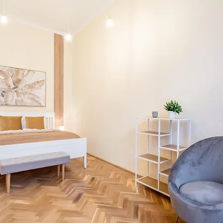 Very - Comfy - New * Budapest